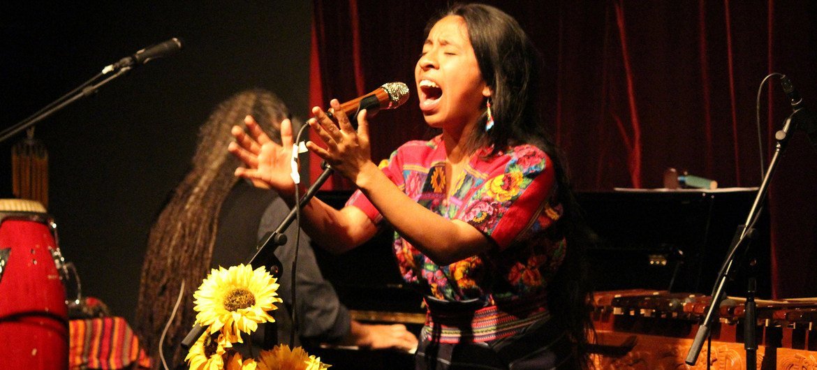 La cantantautora maya Sara Curruchich en concierto.