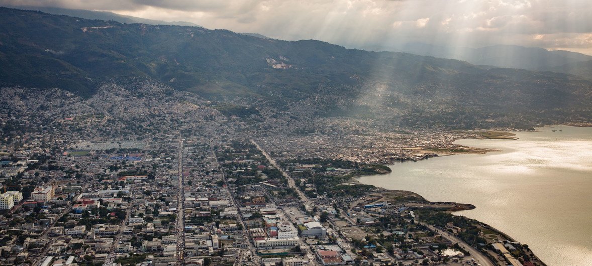 В столице Гаити Порт-о-Пренсе вот уже несколько месяцев продолжаются столкновения протестующих с полицией. Страна находится в состоянии кризиса. 