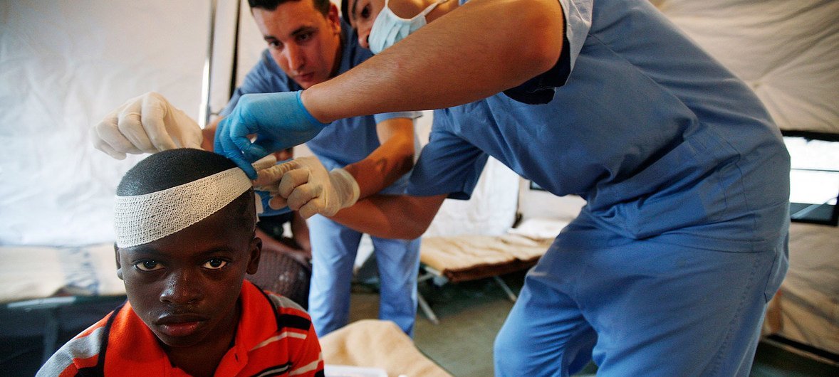 Des Casques bleus de Jordanie soignent un patient qui a été blessé lors du séisme qui a frappé Haïti en janvier 2010.