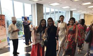 身着中国传统服饰的职员。