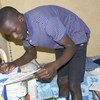 Daniel Mungoci mwenye umri wa miaka 16 akiwa anajisomea nyumbani wakati huu ambapo bado shule zimefungwa nchini Uganda kutokana na COVID-19.