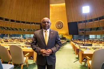 الرئيس المنتخب للجمعية العامة للأمم المتحدة عبد الله شاهد في قاعة الجمعية العامة.