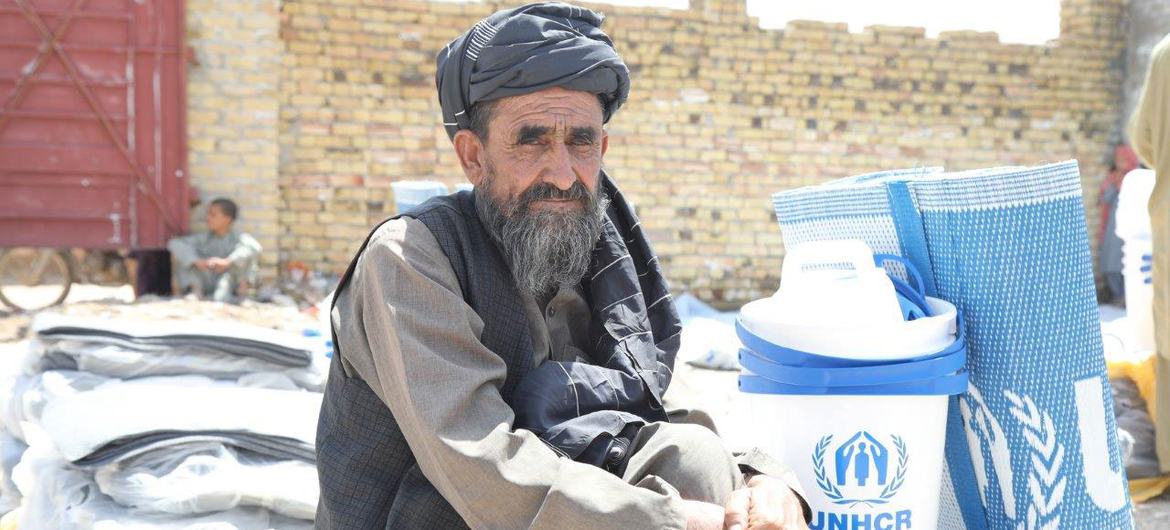 420,000 अफगान शरणार्थी पाकिस्तान के उन इलाकों में रहते हैं जो मूसलाधार बारिश और अचानक आई बाढ़ से सबसे ज्यादा प्रभावित हैं.