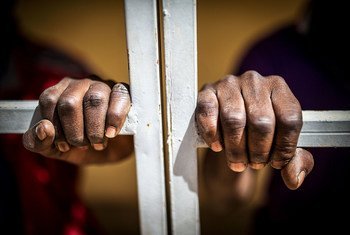 Многолетнее тюремное заключение без предъявления обвинения может приравниваться к пытке.