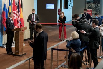 الممثل الدائم لألمانيا لدى الأمم المتحدة كريستوف هيوسغن يتحدث للصحفيين أمام قاعة مجلس الأمن الدولي.