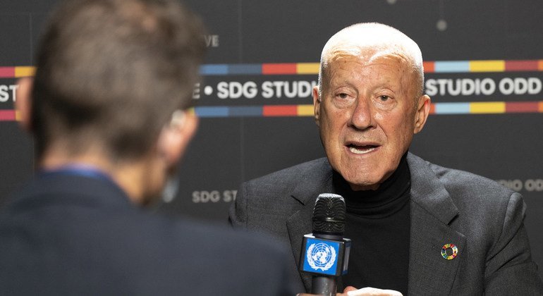 Lord Norman Foster, Architect, being interviewed by UN News's Daniel Johnson, in Geneva.