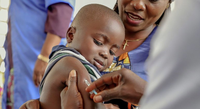 طفل يحصل على لقاح ضد الحصبة خلال حملة تطعيم في جمهورية الكونغو.