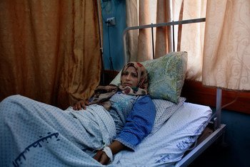 Mãe que teve natimorto recupera na ala materna do hospital Al-Shifa Hospital em Gaza