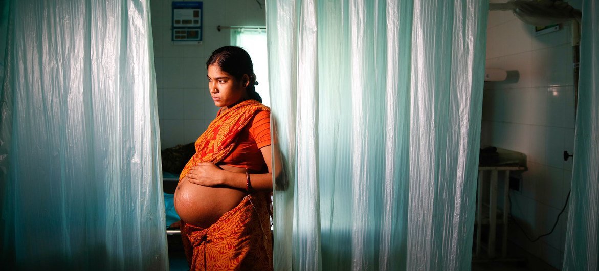 Jovem se prepara para o parto na Índia. 