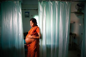 Jovem se prepara para o parto na Índia. 