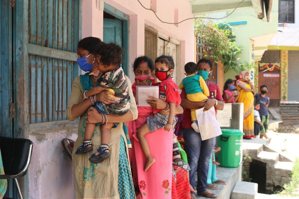 Des parents attendent avec leurs enfants dans une clinique de vaccination dans le sud du Népal.