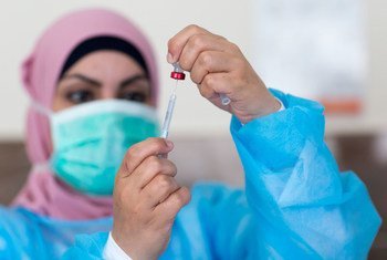 Enfermera preparando una vacuna en Ramalláh, Palestina.