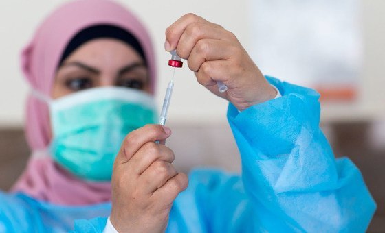 Enfermeira prepara uma vacina em centro hospitalar de Ramallah, Territórios Palestinos.