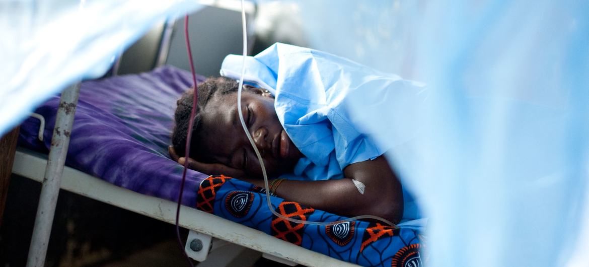 Mulher que perdeu o bebê após 10 horas de parto descansa em maternidade na Serra Leoa.