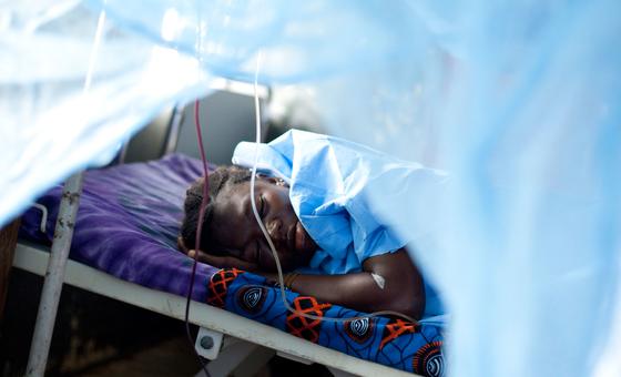 Mulher em hospital da Serra Leoa. Nos países de baixa renda, cerca de 78% têm menos de um especialista em doença de ouvido