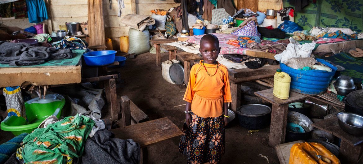在刚果民主共和国东部的伊图里，一名 6 岁的女孩站在被境内流离失所者用作避难所的教室里。