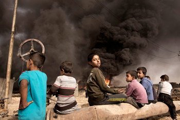 伊拉克凯亚拉（Qayyarah），武装人员在撤退时放火焚烧油田，产生大量黑烟和有毒有害物质。