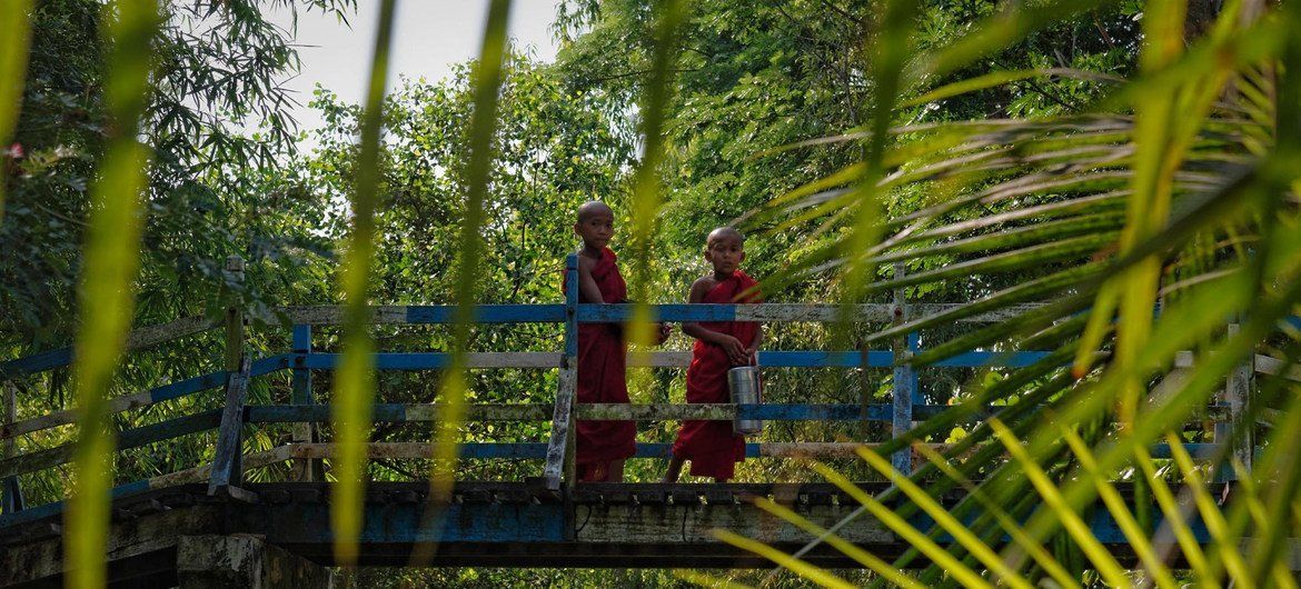 缅甸毛淡棉的两名幼年僧侣。（2013年5月图片）
