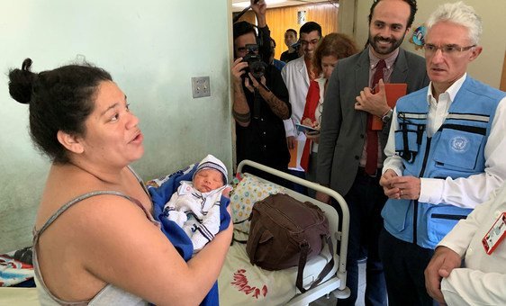 Mark Lowcock, subsecretário-geral das Nações Unidas para os Assuntos Humanitários, visita um hospital que atende um milhão de pessoas em Caracas, na Venezuela.