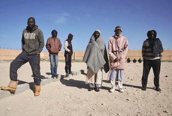 في مركز احتجاز قنفودة في بنغازي بليبيا، ينتظر المعتقلون الذكور، من أصل أفريقي، مرور الدورية الصباحية لتتأكد من أنهم موجودون في المركز.