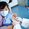 चीन की राजधानी बेजिंग के एक सामुदायिक स्वास्थ्य केन्द्र में एक तीन वर्षीय बच्चों को टीका लगाते हुए एक स्वास्थ्यकर्मी.