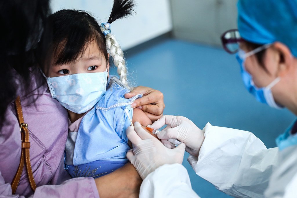 中国北京一名3岁女孩在社区卫生中心接受疫苗注射。