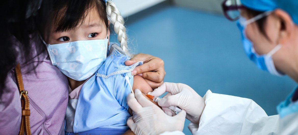 Una niña de 3 años recibe una vacuna en un centro de salud comunitario en Beijing, China.