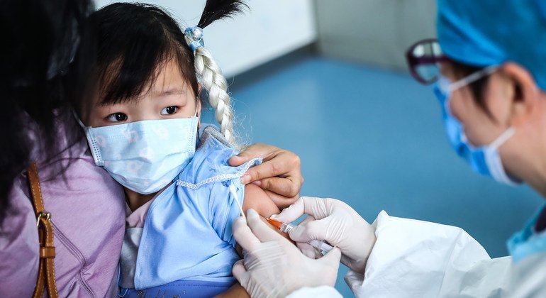 Una niña de 3 años recibe una vacuna en un centro de salud comunitario en Beijing, China.