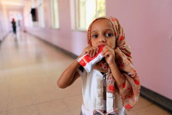 Une petite fille mange une pâte à base d'arachide alors qu'elle est soignée pour malnutrition dans un hôpital à Sa'ana, au Yémen.