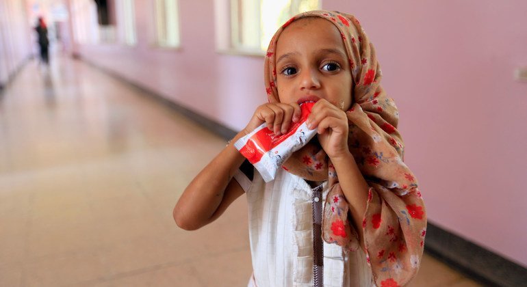 Niña comiendo un suplemento alimenticio a base de cacahuate en un hospital de Sana´a, Yemen, donde recibe tratamiento contra la desnutrición.