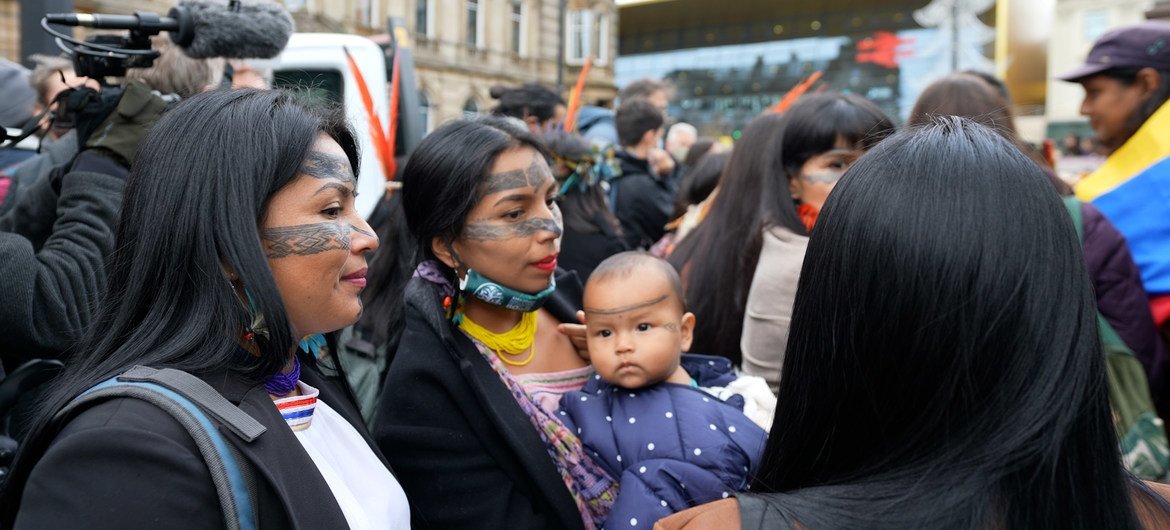 Activistas indígenas manifiestándose en las calles de la ciudad anfitriona de la COP26, Glasgow.