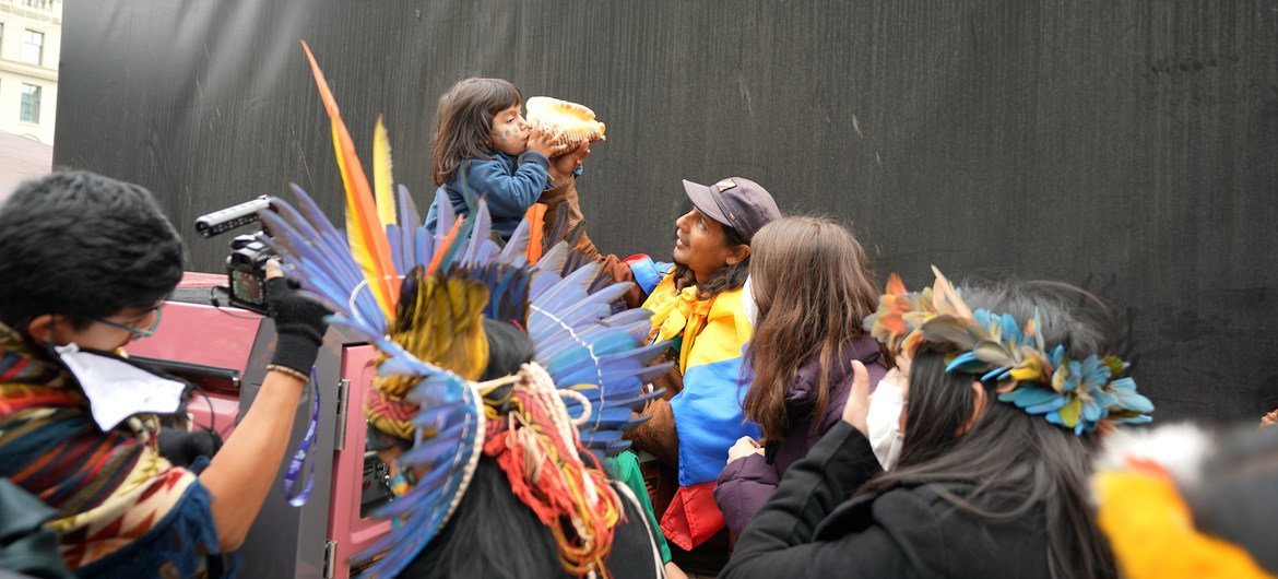 Activistas indígenas manifiestan en las calles de la ciudad anfitriona de la COP26, Glasgow.