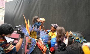 Activistas indígenas manifiestan en las calles de la ciudad anfitriona de la COP26, Glasgow.