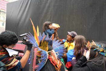 स्कॉटलैण्ड के ग्लासगो में यूएन जलवायु सम्मेलन - कॉप26 के दौरान, प्रदर्शन करते आदिवासी जन (नवम्बर 2021)