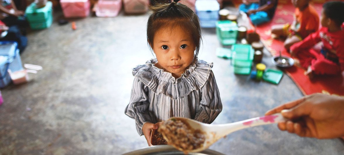 Des enfants mangent leur repas dans une école primaire au Laos.