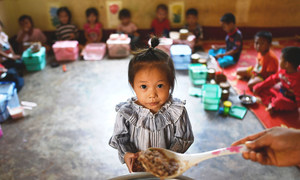 老挝一所小学里的学生在就餐。