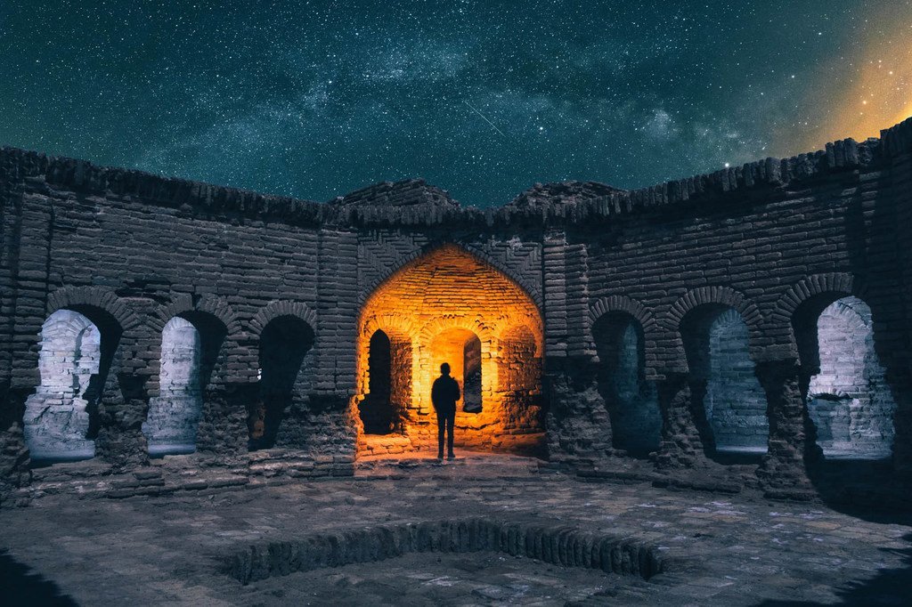 伊朗库姆省的著名景点“大篷车”，这座以灰泥为主要材料的建筑是丝绸之路上的坚固堡垒。