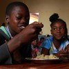 Des enfants de la municipalité de Kenscoff, en Haïti, recevant un repas scolaire fourni par le PAM (photo d'archives).