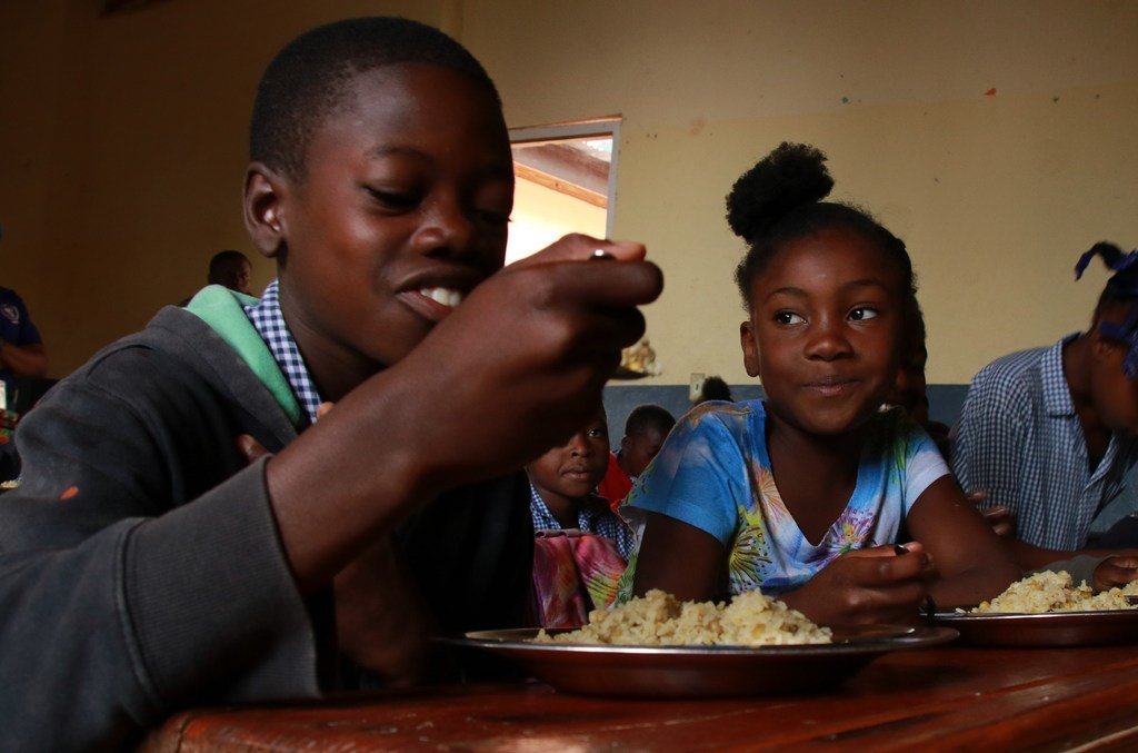 Des enfants de la municipalité de Kenscoff, en Haïti, recevant un repas scolaire fourni par le PAM (photo d'archives).