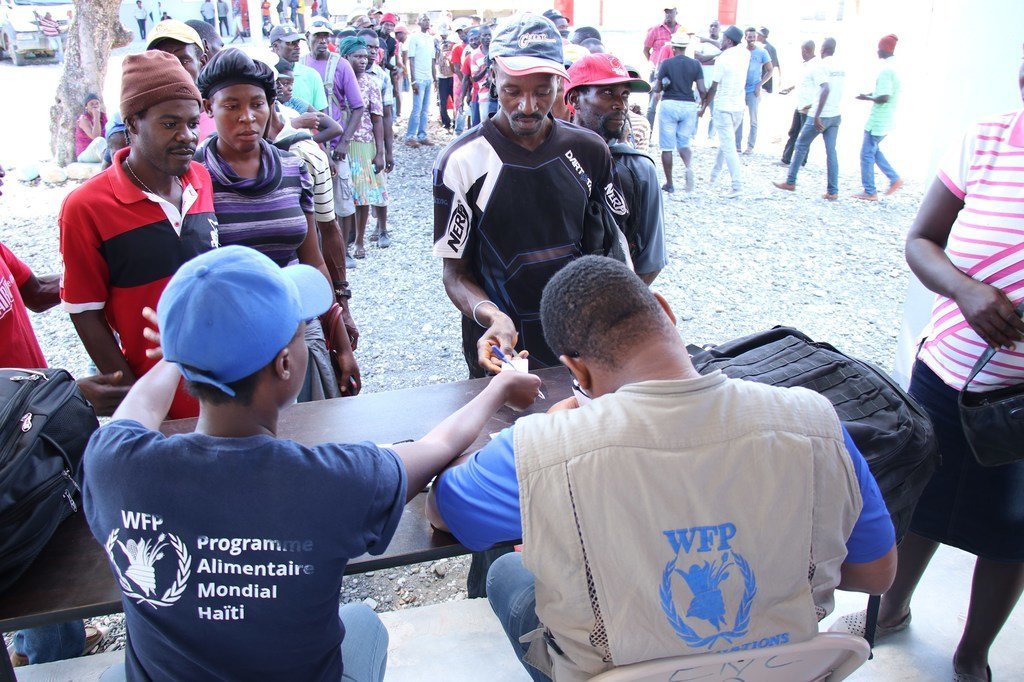 在海地东北部的尚索尔梅，海地人排队等候领取世界粮食计划署分发的粮食援助。