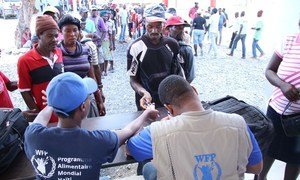 Des Haïtiens font la queue pour obtenir une aide alimentaire du PAM à Chansolme, dans le département du nord-est d'Haïti.