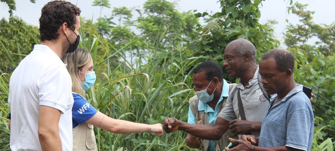 Em São Tomé e Príncipe, o PMA apoia cerca de famílias deslocadas pelas alterações do clima