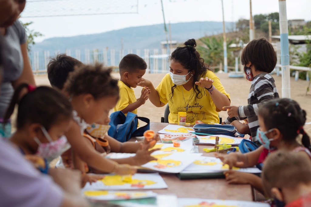 Una maestra lleva a cabo una clase de pintura durante la pandemia para niños de un barrio desfavorecido de Guayaquil, Ecuador.