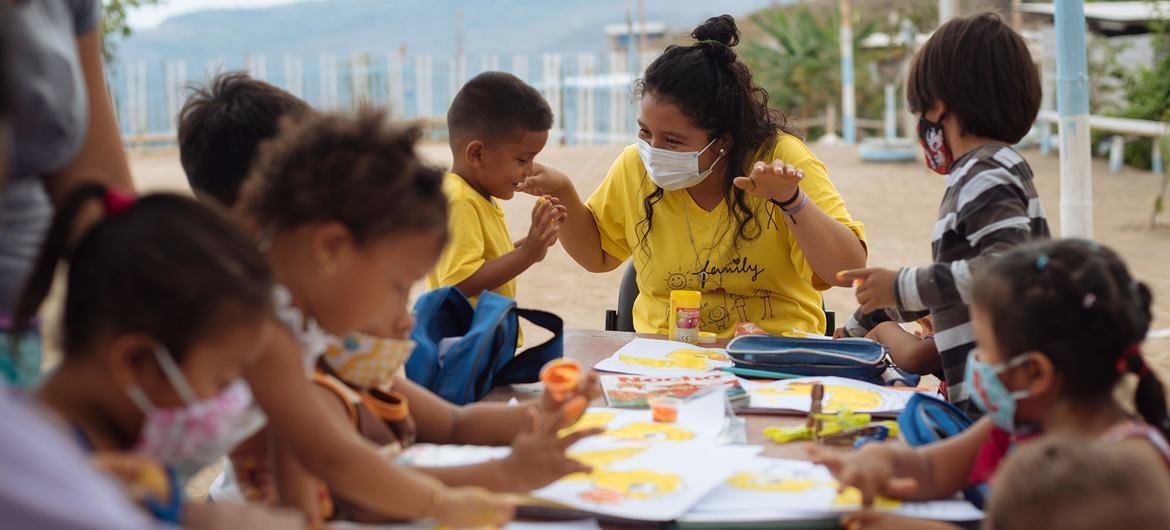 معلمی تمرین نقاشی را برای کودکان محلی در محله ای محروم در گوایاکیل، اکوادور هدایت می کند.