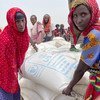 Mulheres na região de Afar da Etiópia recebem assistência alimentar de emergência