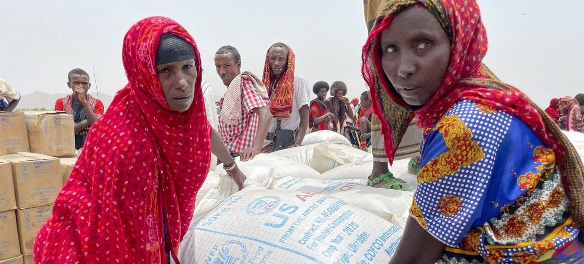 تتلقى النساء في منطقة أفار في إثيوبيا مساعدات غذائية طارئة.