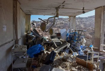 सीरिया के इदलिब प्रांत में एक स्वास्थ्य केंद्र हवाई बमबारी में क्षतिग्रस्त हो गया. 