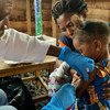 Un professionel de santé vaccine une fillette contre la rougeole en République démocratique du Congo.