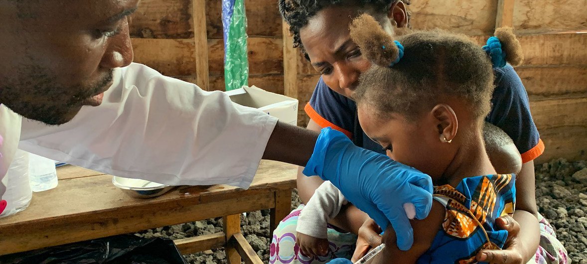 刚果民主共和国的一名医务人员正在给一名小女孩接种麻疹疫苗。