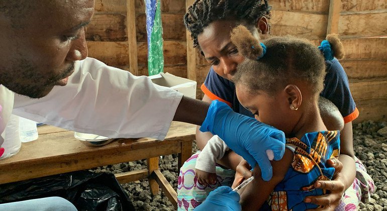 Una niña recibe una vacuna contra el sarampión en la República Democrática del Congo
